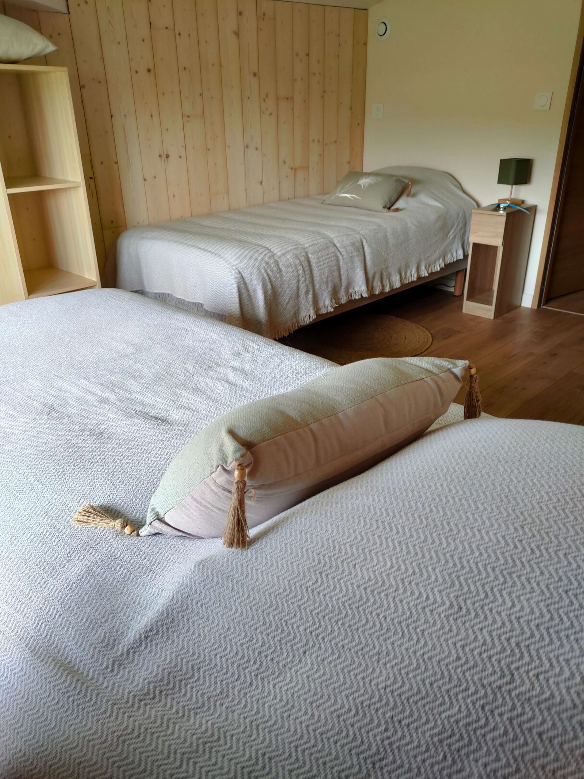 Chambre Pivoine repas jardin maison de la source