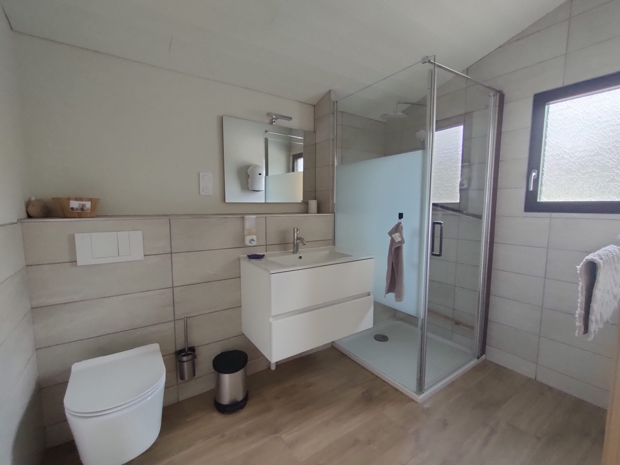 salle de bain bas Sanitaire -hébergement Maison de la Source